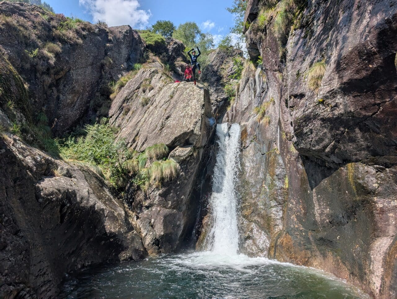 Canyon de Mondelli avec une cascade et des canyonneurs dans le Val d’Ossola