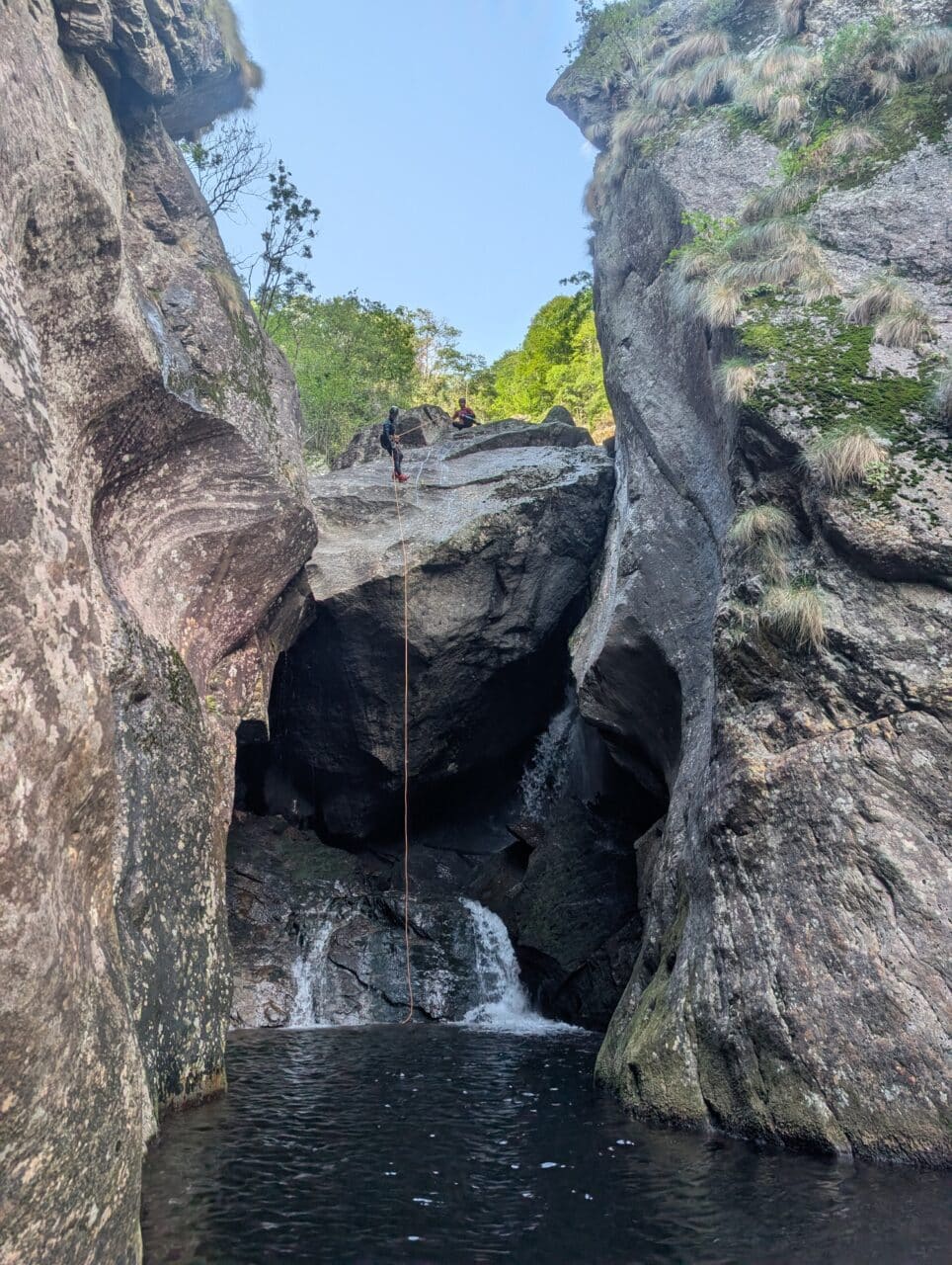 Canyon de Mondelli avec une cascade et des canyonneurs dans le Val d’Ossola