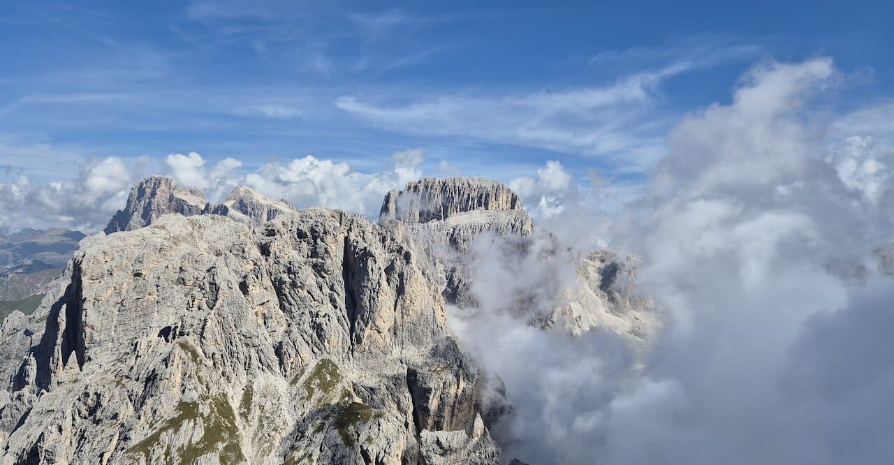 <span style="font-size:1.5em;">Escalade </span><br> Grimpe aux Dolomites   <br> /// Du 1er au 5 septembre 2027 /// <br><span style="COLOR: #B0CC00;"> Places disponibles </span>