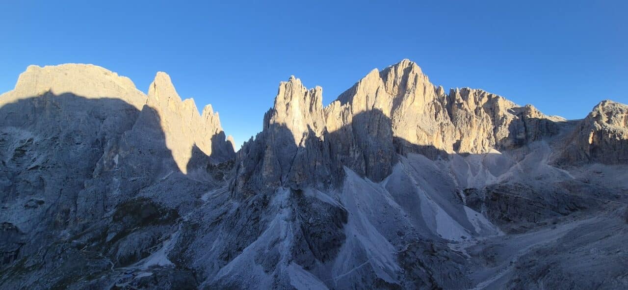 Vue depuis le refuge Pradidali sur la Cima Canali dans les Dolomites, paysage alpin au lever de lumière