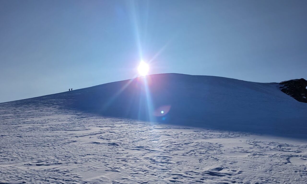 <span style="font-size:1.5em;">ALPINISME </span><br> Traversée des Combins  <br> /// 21 et 22 juillet 2027 /// <br><span style="COLOR: #B0CC00;"> Places disponibles </span>
