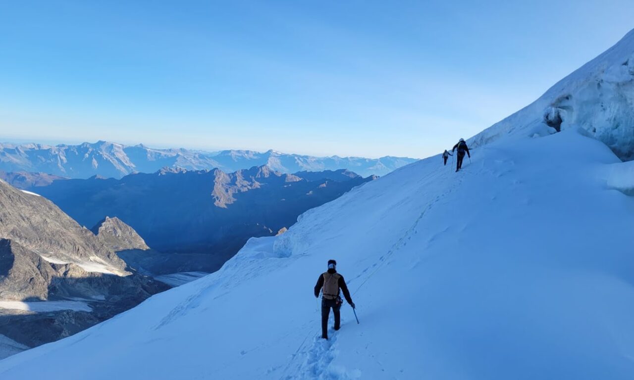 <span style="font-size:1.5em;">ALPINISME </span><br> Traversée des Combins  <br> /// 21 et 22 juillet 2027 /// <br><span style="COLOR: #B0CC00;"> Places disponibles </span>
