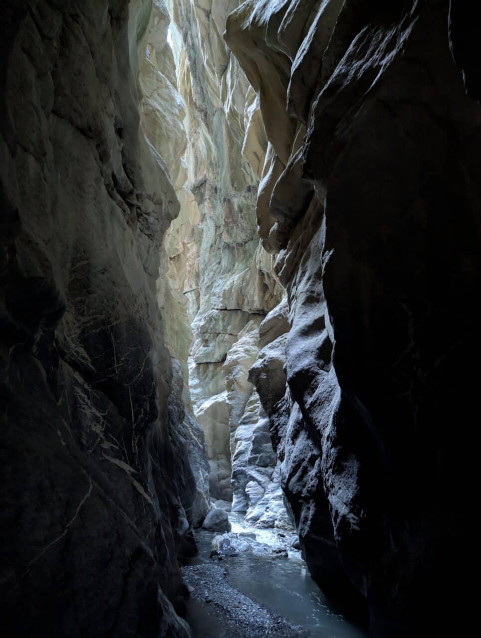 Gorge étroite du Canyon de la Morge en Valais avec la lumière pénétrant entre les falaises.