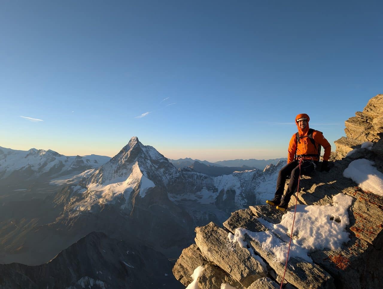 Chris au sommet de la Dent Blanche dans les Alpes suisses, lors du défi des 48 sommets de 4’000 mètres.